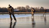 El frío congela canales en Países Bajos facilitando el patinaje sobre hielo natural