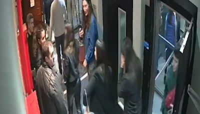 Rescataron a diez jóvenes encerrados en un ascensor con capacidad para cuatro