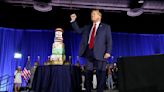 Trump conmemora su cumpleaños 78 con un enorme pastel y ataques a Biden por su edad