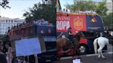 VIDEO: Álvaro Morata enloquece y le lanza un objeto a un aficionado durante el desfile de España campeón