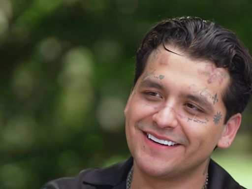 Los tatuajes de Christian Nodal: el cantante nos cuenta cuáles se quitará (y cuáles no)