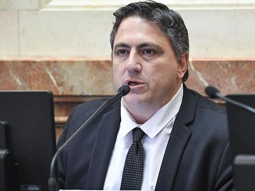 Un senador libertario criticó la suba salarial pero aseguró que no la puede rechazar