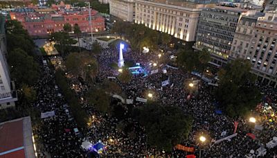 “El que no salta votó a Milei”: congregados por la defensa de la educación, una multitud descargó su enojo contra el Presidente