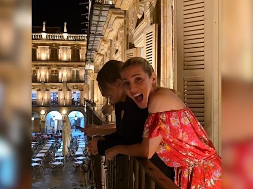 Elsa Pataky y Maxi Iglesias son sorprendidos por la tuna en Salamanca