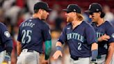 Mariners roll to decisive win over Red Sox