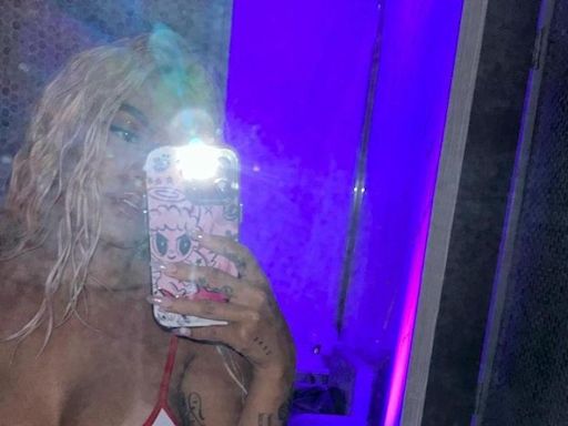 Karol G enciende las redes sociales con provocativas fotos para Feid en bikini de infarto