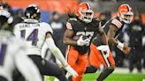 Kareem Hunt honors Cleveland Browns RB Nick Chubb with shirt before Titans game