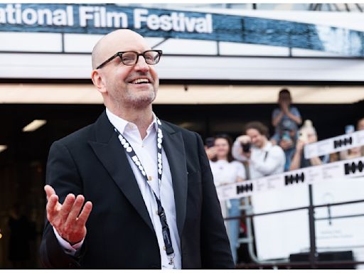 Steven Soderbergh Is So ‘Fascinated’ by Taylor Swift’s Eras Tour That It’s Inspiring His Next Project: ‘I Would Go if I Could. There Aren’t Any Tickets!’
