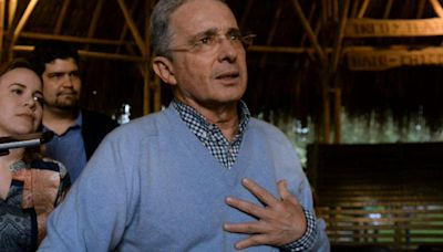 "Lo peor es quedarse quietas por orden de un gobierno": Uribe, contra el Ejército y Petro