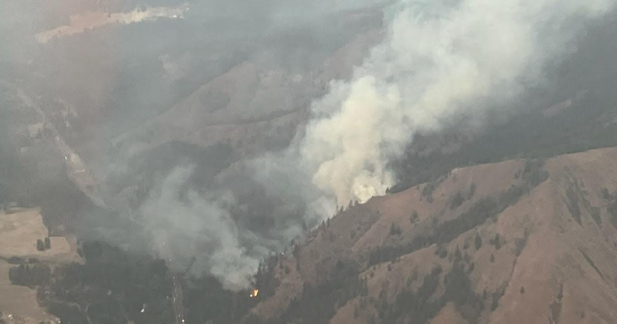 Swauk Creek Fire now 200 acres and uncontained, still impacting traffic on US-97