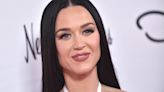 Katy Perry acapara las miradas en París con una provocativa cazadora que tiene truco