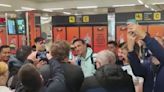 Lionel Scaloni fue recibido como un héroe en el aeropuerto de Mallorca por un puñado de hinchas argentinos