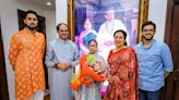 Mamata Banerjee meets Uddhav Thackeray, predicts BJP-led NDA government may not complete its term