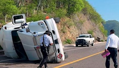 Una pipa cargada con Gas L.P. vuelca en la autopista Siglo XXI