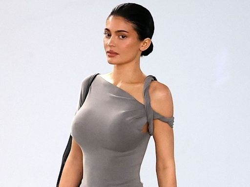 Kylie Jenner Puts a hot Spin on Loungewear in a Slinky All-Gray Fit