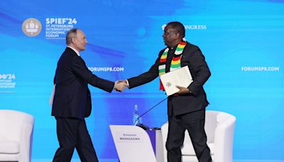 Mnangagwa pide en San Petersburgo poner fin a las sanciones económicas contra Zimbabue