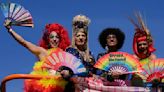 Participantes del desfile del Orgullo Gay reivindican los símbolos nacionales de Brasil