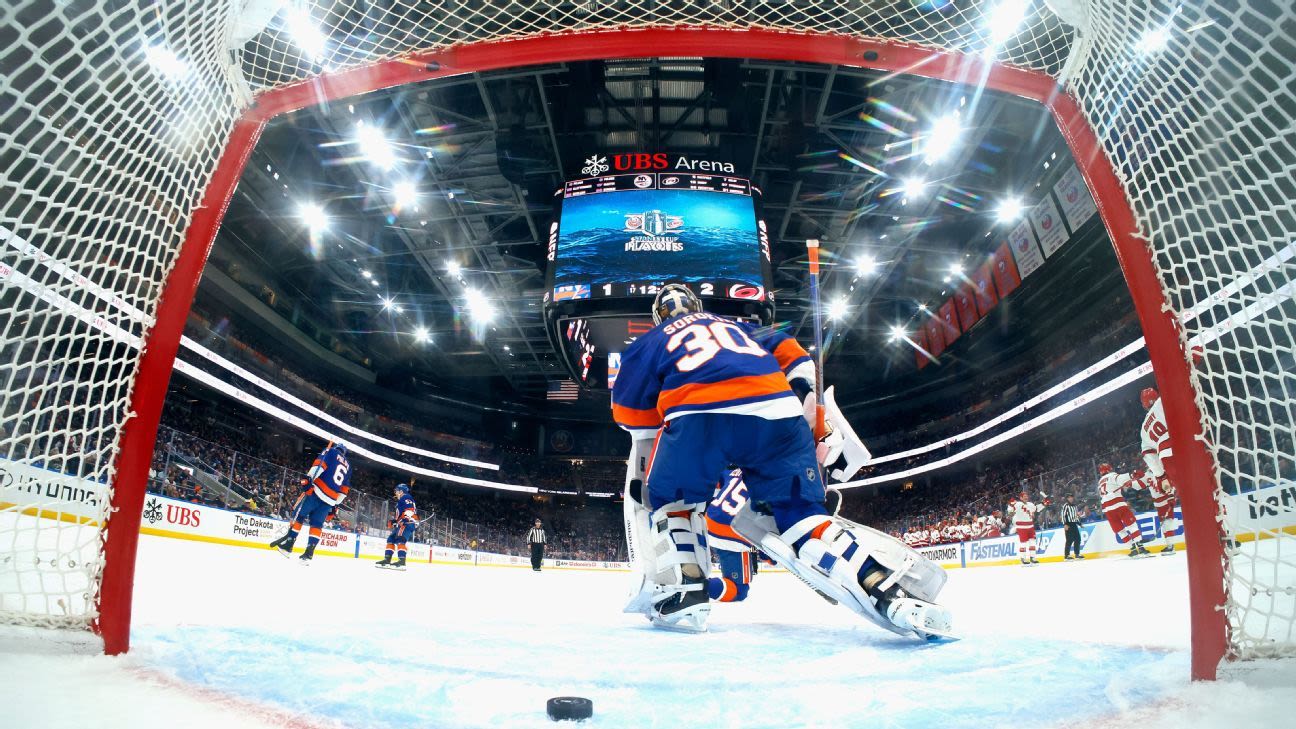 Isles goalie change backfires as Canes go up 3-0