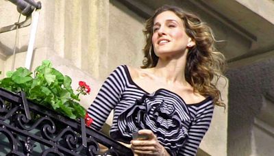 See 20 Fashionable Throwback Photos of Sarah Jessica Parker on the “Sex and the City ”Set