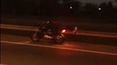Video: un hombre se acostó sobre su moto cuando manejaba a toda velocidad en la Panamericana