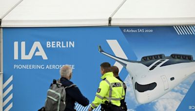 Airbus stellt in Berlin neue Drohne zur Begleitung von Kampfjets vor