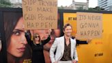 Glen Powell’s parents hilariously troll him with signs on Hit Man red carpet