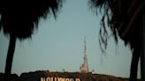 Guionistas de Hollywood van a huelga por sueldos en economía de TV por aplicaciones