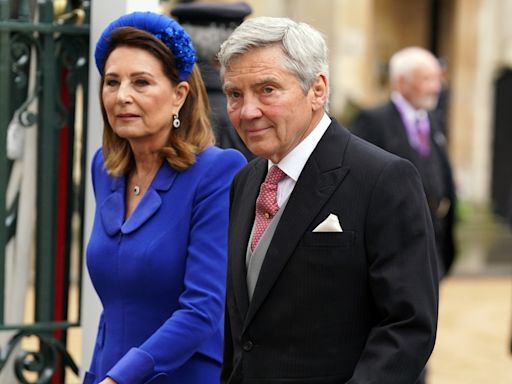 Los padres de Kate Middleton, Carole y Michael, aparecen con el príncipe Guillermo en Ascot