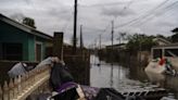 Porto Alegre cumple un mes inundada mientras retira miles de toneladas de basura