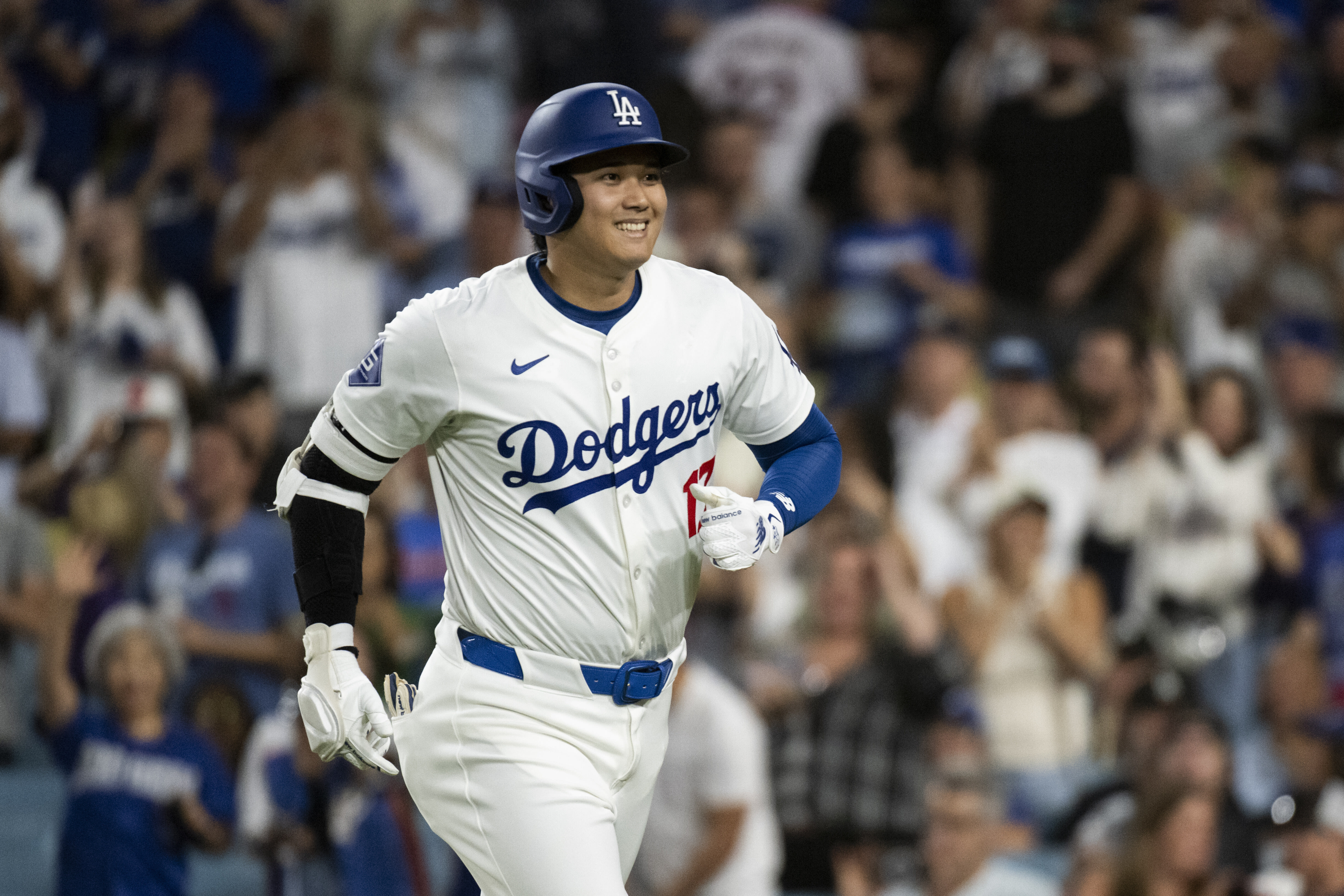 Hernández, Ohtani homer as the Dodgers beat the Phillies 5-3 in opener between NL division leaders