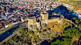 Los 10 pueblos increíbles en la frontera de España con Portugal: playas, castillos y 1.000 bodegas subterráneas