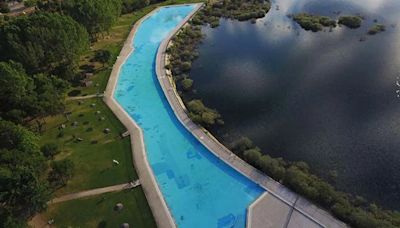 La piscina natural más grande de España está en Madrid: una capacidad para más de 2.000 personas a los pies de la sierra de Guadarrama