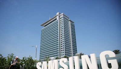 Samsung Elec, SK Hynix shares slide, tracking falls in global chip stocks
