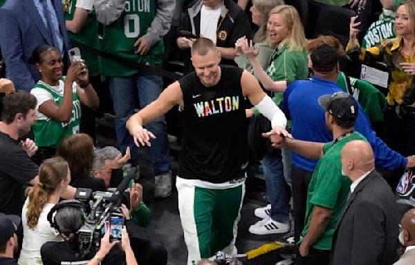 Celtics pay tribute to 1986 champion Bill Walton before Game 1 of the NBA Finals against Dallas