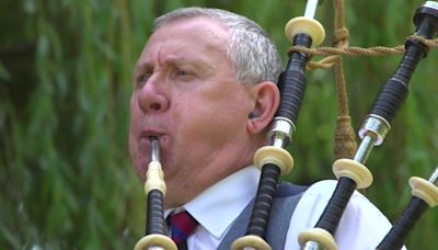 Porridge-eating contest in England's mini Scotland