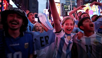 Video: El Litoral en el banderazo en Times Square en la previa de Argentina - Chile