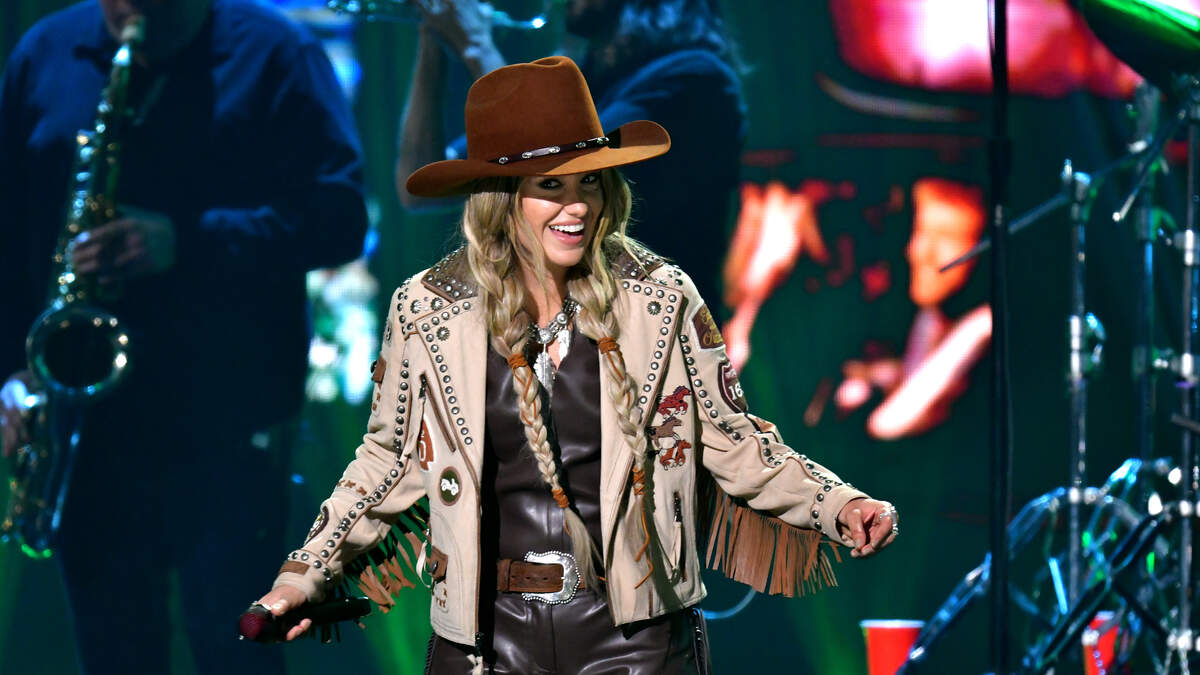 Lainey Wilson Gets In The Cowboy Hat Business | KAT 103.7FM | Steve & Gina in the Morning