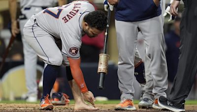 José Altuve fue expulsado tras quitarse un zapato y una media en pleno juego - El Diario NY