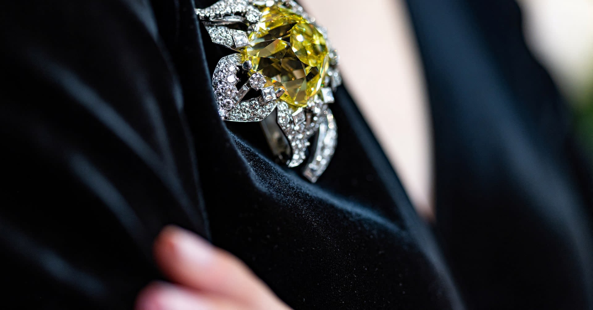 Yellow diamond brooch resembling Queen Elizabeth's up for auction