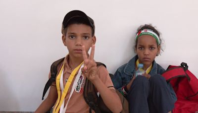 Aterrizan en Vigo las primeras niñas y niños saharauis del programa Vacaciones en Paz