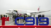China inícia voos comerciais com C919 e ganha independência face a Airbus e Boeing