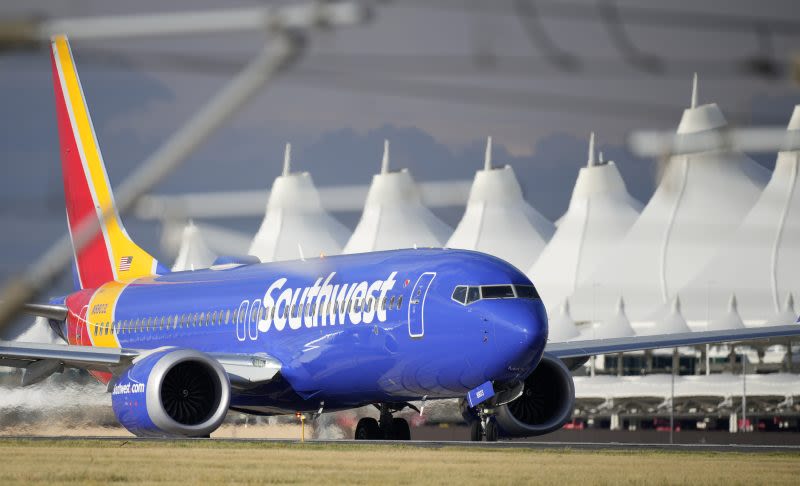 Plane makes emergency landing at DIA after tire failure