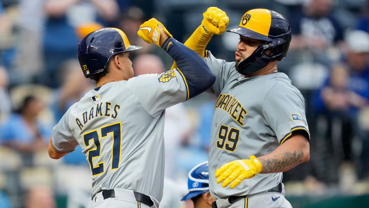 Brewers: Keuchel activated, Gary Sánchez on IL