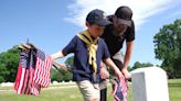 'Honored traditions': Volunteers decorate Florence National Cemetery