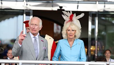 Charles III embrassé à côté de Camilla : le protocole royal a été brisé devant les yeux de tous