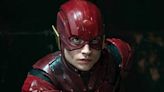 The Flash: nueva imagen muestra a Barry, Supergirl y Batman salvando la línea temporal