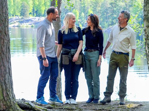 Mary et Frederik en Norvège : randonnée et virée en yacht avec Mette-Marit et Haakon