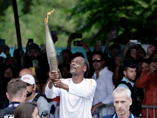 Snoop Dogg carries Olympic torch ahead of Paris opening ceremony