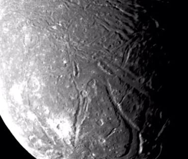 El CO2 delata un océano oculto en la luna Ariel de Urano