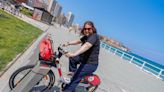 El renovado servicio de bicis eléctricas de Gijón cumple un año: ¿qué mejoras piden los usuarios?